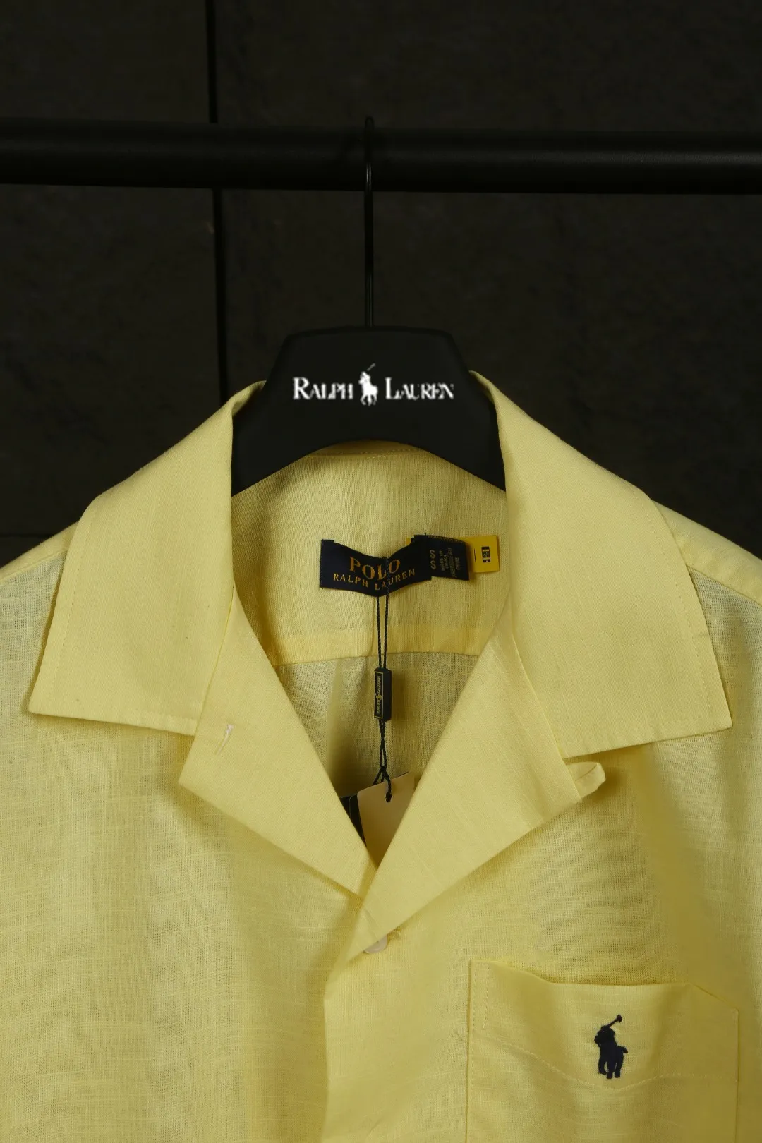 P230 Actual photo [High-end quality] Style number: 25055# Color: Navy blue/off-white/ice blue/light pink/chicken yellow/khaki Size: S to XL - Ralph Lauren/Ralph Lauren 25SS Summer popular high-quality old money style Cuban collar pocket style short-sleeved linen couple shirt - ingeniously restored 95% cotton blended bamboo linen, pre-washed, tight and soft texture ✅ - 100% restored workmanship Complete professional shirt with embedded clips in bifurcated sleeves, top button earrings ✅ - Custom dyed original pearlescent white buttons with different sizes ✅ - Special shaped chiffon foil inside the collar door tube, which is not easy to deform and pull ✅ - Ralph Lauren/linen pocket style short-sleeved shirt. It is different from the classic style and has a niche style. It perfectly combines comfort and high-end. An indispensable piece in summer. It is both cool and textured. It is the king of ins style with every snap. It can be used for commuting and vacationing. There’s no pressure to switch between different styles, and the classics never go out of style.
